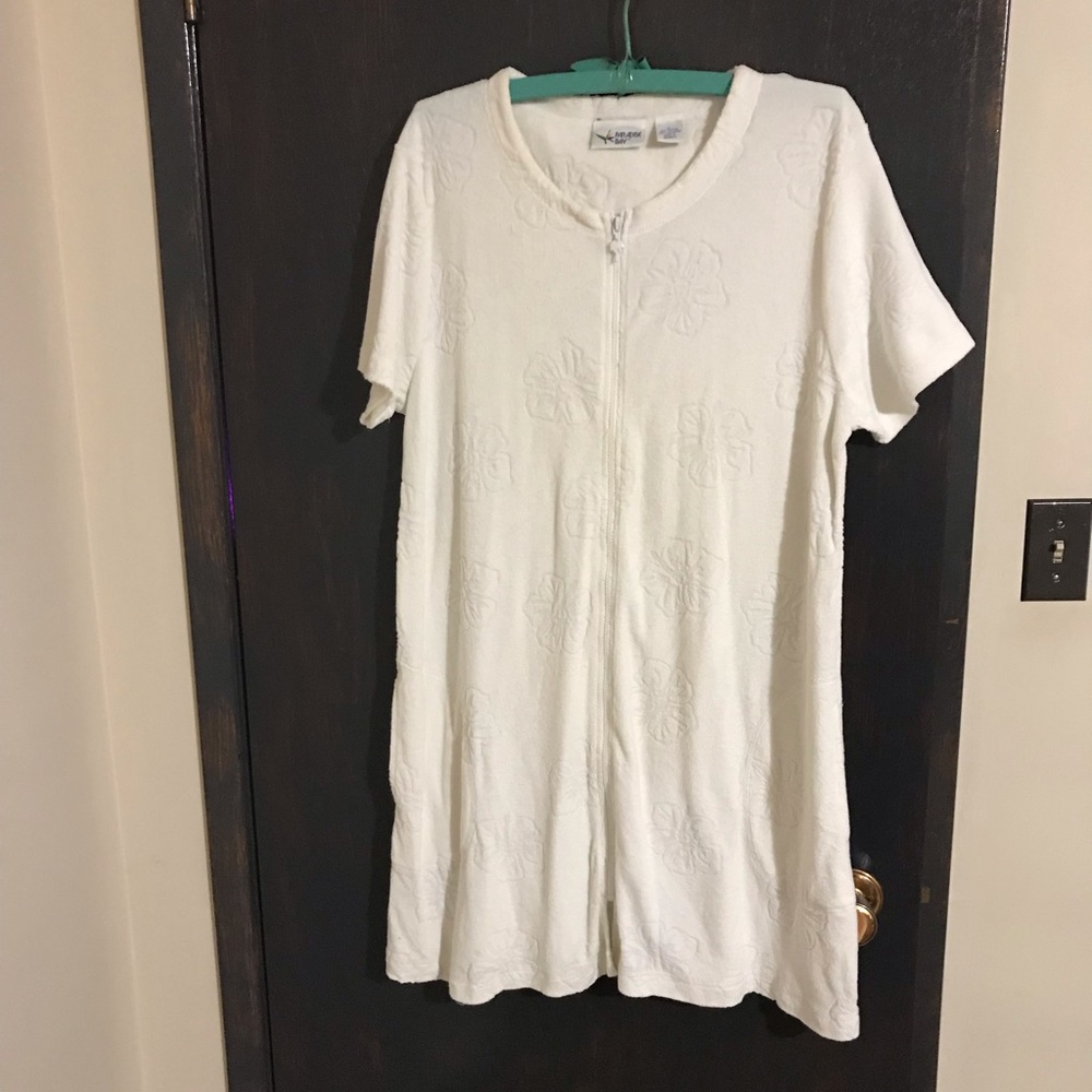 Paradise Bay Ladies White Beach/Bath Wrap Size Large $5.00 AS AN ADD ON